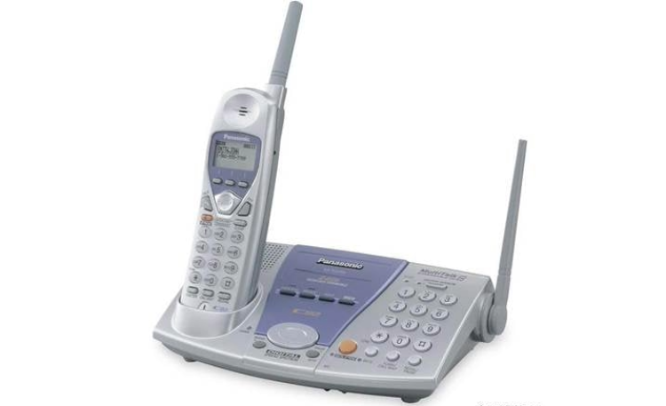 Panasonic KX-TG2740S 2.4 GHz MultiTalk™ 2-line cordless phone system with digital answering machine